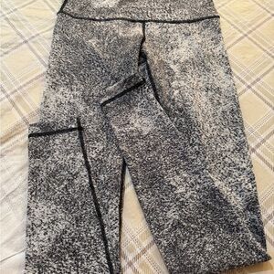 LULULEMON Gray Patterned Leggings